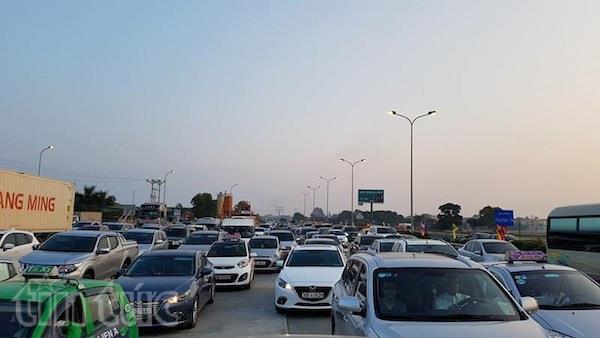 Người dân bắt đầu đổ về Thủ đô, gây ùn tắc trạm thu phí ảnh 4
